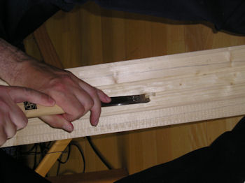 ... erleichtern die notwendige Holzabhebung fr die Aufnahme der Schwertklinge.