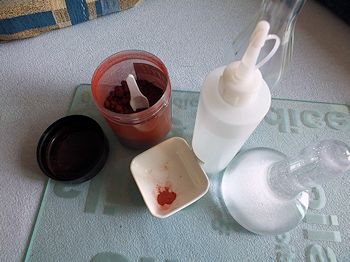 Zur Verdeutlichung: So wär's richtig: Farbpigment, destilliertes Wasser, Eiemulsion (verdeckt), Glasplatte und Glasläufer, ...