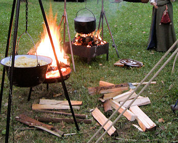 Unter den Kesseln lodert das Feuer, in den Töpfen verbruzzelt das Kraut ... Kochen in der Feldpraxis, Anfang 21. Jhdt.
