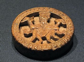Gespielt wurde mit solchen Spielsteinen; auch wenn der hier abgebildete älteren Datums ist (um 1200) als das Brett,und sich in Material und Herkunft unterscheidet.