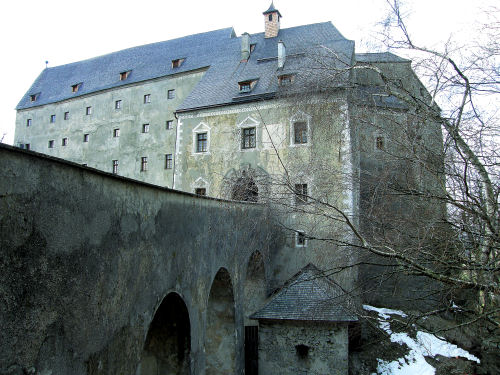 ber die mchtige, dreibogige Steinbrcke, die im 18. Jahrhundert eine hlzerne Konstruktion ersetzte, gelangt man zum Eingangstor von Burg Alt-Pernstein ...