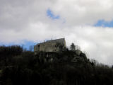  ... doch nicht vom Besuch der auf hohem Felsen ber dem Tal angelegten Burg Alt-Pernstein abhalten. 