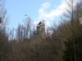 Dieser hher postierte Turm schirmte einst den Zugang zur Brcke ...