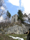 ... ebenso wie dieser viereckige Turm, welcher dem Zugang unmittelbar gegenber liegt.