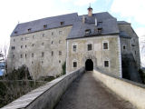 Der Zugang zu Torhalle und Burg erfolgt ber eine im 17. Jahrhundert erbaute Steinbrcke.