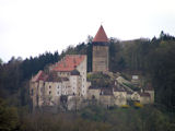 Wenige Fahrminuten hinter Grein thront Burg Clam in ihrer beeindruckenden Gre auf einem bewaldeten Hgel ...