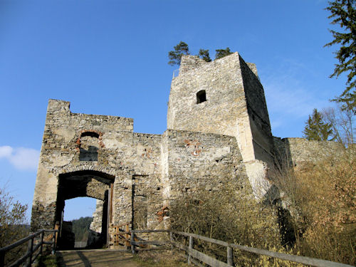 Der südliche, seeseitige Zugang zur Burgruine, der jüngeren Datums ist als sein nordseitiges Gegenstück - überragt von einem der beiden Bergfriede ... 