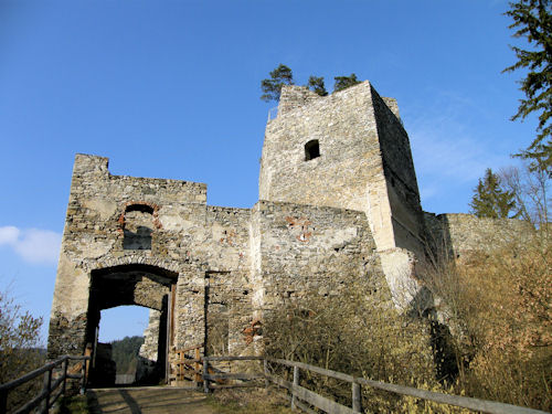 Der sdliche, seeseitige Zugang zur Burgruine, der jngeren Datums ist als sein nordseitiges Gegenstck - berragt von einem der beiden Bergfriede ... 