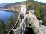 Der Ausblick vom mchtigeren Sdturm sowohl ber die Burghfe  ...