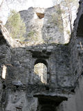 ... hinter dem sich überraschend gut erhaltene Baubestandteile präsentieren - hier ein Blick vom Palas zum Bergfried hoch..
