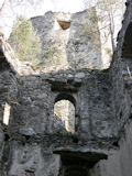 ... hinter dem sich berraschend gut erhaltene Baubestandteile prsentieren - hier ein Blick vom Palas zum Bergfried hoch..