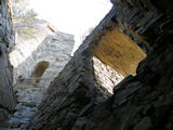 Bemerkenswert der gute Erhaltungszustand  speziell der Westecke der Burgruine ...