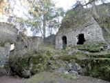 ... aber auch der vormalige Kchenbau, dessen Rume teilweise in den Felsen geschlagen wurden.