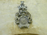 Details, wie dieses Wappen der Familie Rottal aus dem Jahre 1685 über dem Tor ...