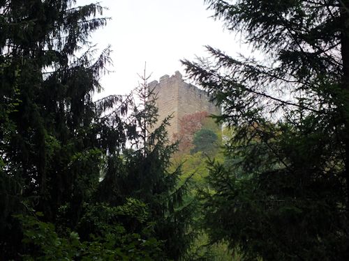 Aufstieg zur Burgruine mit Blick auf den Bergfried