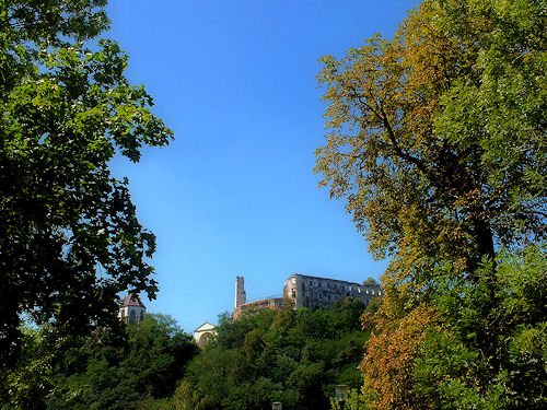 Die Burg Gars mit der Gertrudskirche - Ansicht von Gars am Kamp an einem sonnigen Sptsommernachmittag