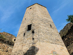 Der Turm beeindruckt noch in voller Höhe - wenn sich auch an seiner Außenseite einige Risse zeigen.