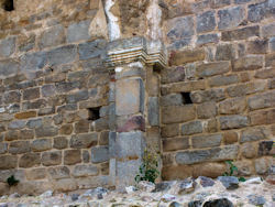 An den Mauern finden sich noch Säulenkapitäle ...