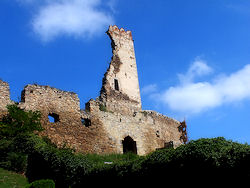 ... nicht nur wegen des Ausblicks auf die Burg - hier der Sd- oder Fleischturm, in dem sich die Reste der Pankratiuskapelle befinden.