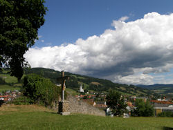 ... und so die Aussicht über die Stadtmauer hinweg nach Bad St. Leonhard.