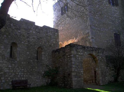 Die Heimenburg - Blick auf Pankratiuskapelle und Wohnturm, die zusammen mit dem Pals Kern und ltesten Teil der Burganlage bildeten