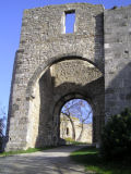 Die gotische Torhalle ffnet hingegen den Zugang zur eigentlichen Burg, nach deren Durchschreiten ...