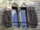 ... und ein erhaltener Fensterpfeiler im ehemals vierstckigen Bergfried und Wohnturm.