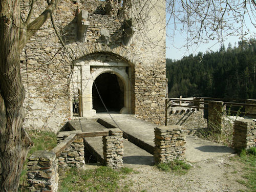 Blick vom Hof der Vorburg auf den Zugang zur Hauptburg