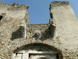 Details gefllig? Die gibt's in der Ruine massenhaft zu finden: Der Zugang zu Hauptburg von auen ...