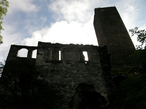 Ostbergfried und neuer Palas von Burg Liebenfels ...