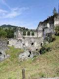 Die Wohnbauten sind leider schon stark ruins ...