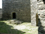 ... fhrt der Weg schlielich zum kleinen Innenhof am Fue des stlichen Bergfriedes.