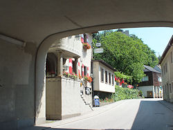 Der Ort selbst - Losenstein - gilt ganz zurecht als Perle eben dieses Ennstales. Hier der Blick durch das mittelalterliche Eisentor.