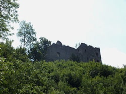 Der untertänige Blick vom Ort auf die Ruinen der Hauptburg hinauf.