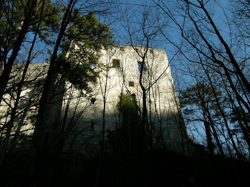 Blick hinauf zum mächtigen Palas der Burgruine Merkensteinstein, der auf einem unterhöhlten Kalkfelsen thront.