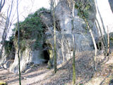 Auffällig beim Aufstieg zur Burg: die riesigen Felsblöcke mit ihren zahlreichen Höhlenzugängen