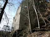 Allerdings führt ein Weg an der Burgenrückseite bis zur Spitze des Kalkfelsens, auf dem die Burg thront...