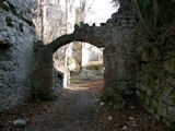 Nach gemütlichem, zwanzigminütigem Fußmarsch öffnet sich das Tor zum inneren Burghof ... 