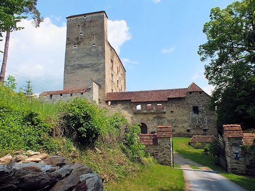 Der Zufahrtsweg zur Burg Neuhaus, die sich bei nherem Hinsehen als ehemaliges festes Haus erweist ...