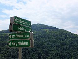 Der Weg zur Burg fhrt erst noch durch den Hof Erlacher, ...