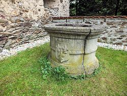 ... und den erst bei den Renovierungsmaßnahmen wiederentdeckten Brunnenkranz über der Burgzisterne.