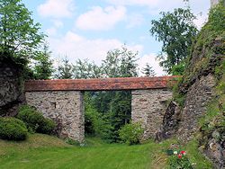 ... mit dem flankierenden Tor.