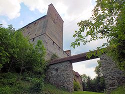 Dahinter offenbart sich nocheinmal ein Ausblick auf die Schildmauer in all ihrer Mchtigkeit, ...