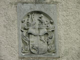 Die Burg bietet eine Menge an Details - wie etwa die an Mauern und Türmen angebrachten Wappen, hier jenes der Familie Lamberg, - ... 