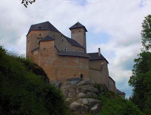 Auf mchtigem, unberwindbaren Felssporn thronend - Burg Rappottenstein!