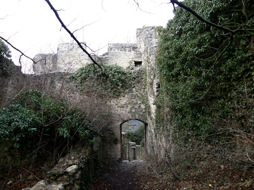 Blick in den guterhaltenen Innenhof von Burg Rauheneck, der von einigen Zwischenmauern unterteilt wird.