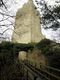 ... hinter dem der mchtige, dreieckige Bergfried aufragt.