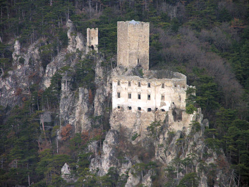 Blick zur Burgruine Rauhenstein, von Burg Rauhenegg aus gesehen.