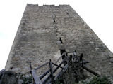 Der große Mauerriss auf der Zugangsseite des Bergfrieds mag ja bedenklich wirken ...
