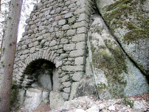 Nur noch wenige Überreste künden von der einstigen Burg - wie etwa der vermauerte Tor(?)-Bogen unter dem Bergfried.